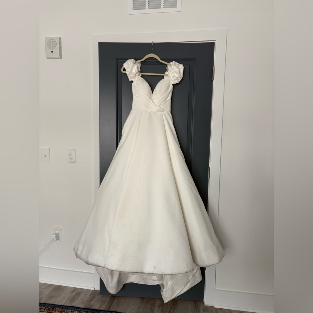 Ball gown wedding dress
(Vow’d wedding dress)
(“The tempting dress”) - Picture 3 of 16